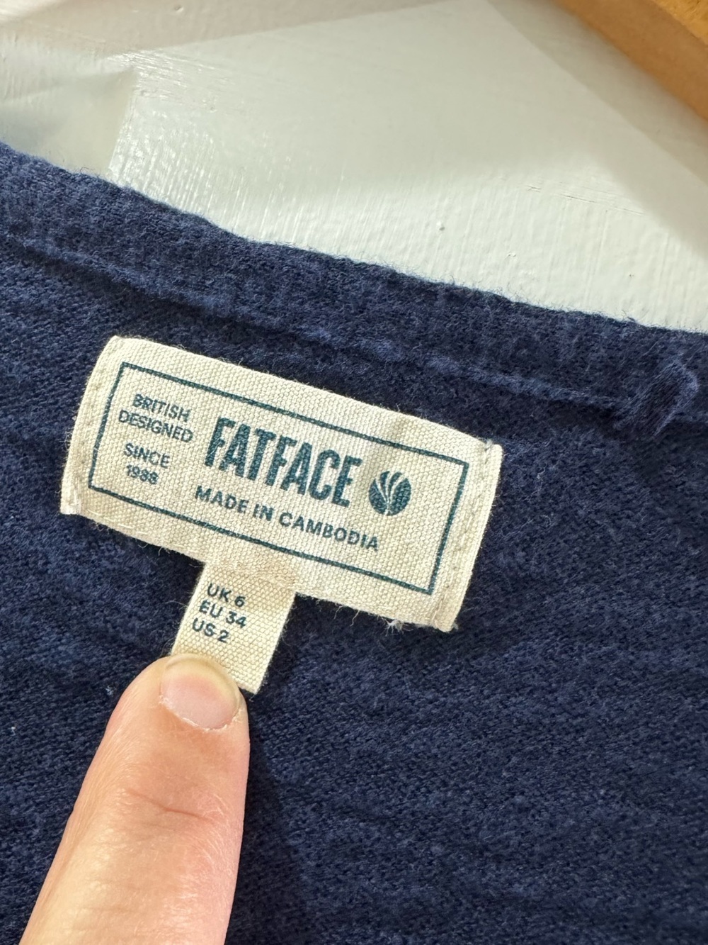 FatFace navy blue short-sleeve V-neck knit sweater Size 2 lightweight - Picture 3 of 11